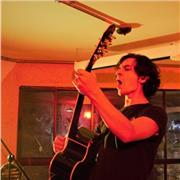 Profesor de guitarra acústica y eléctrica, ukelele, piano básico, songwriting y teoría